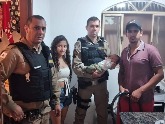 Para salvar a vida do bebê, os policiais utilizaram a Manobra de Heimlich