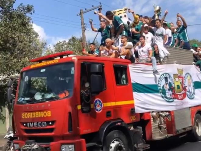 Torcedores comemoram vitória do time com carreata 