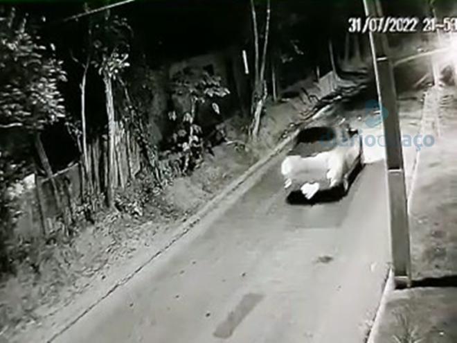 A caminhonete filmada ao invadir a contramão e causar a colisão da vítima contra a árvore no Taúbas
