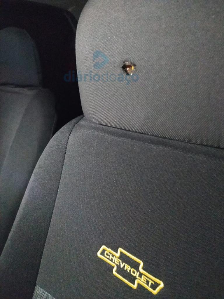 O ladrão ainda disparou um tiro, que acertou o encosto do carro, ao tentar roubar um segundo veículo
