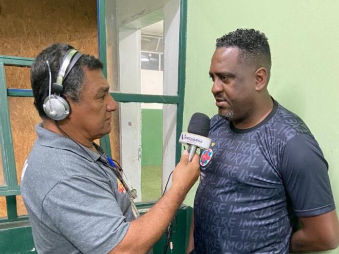 Castilho chegou faltando poucos dias para a estreia, não fez pré-temporada e no jogo inicial só tinha 14 jogadores à disposição
