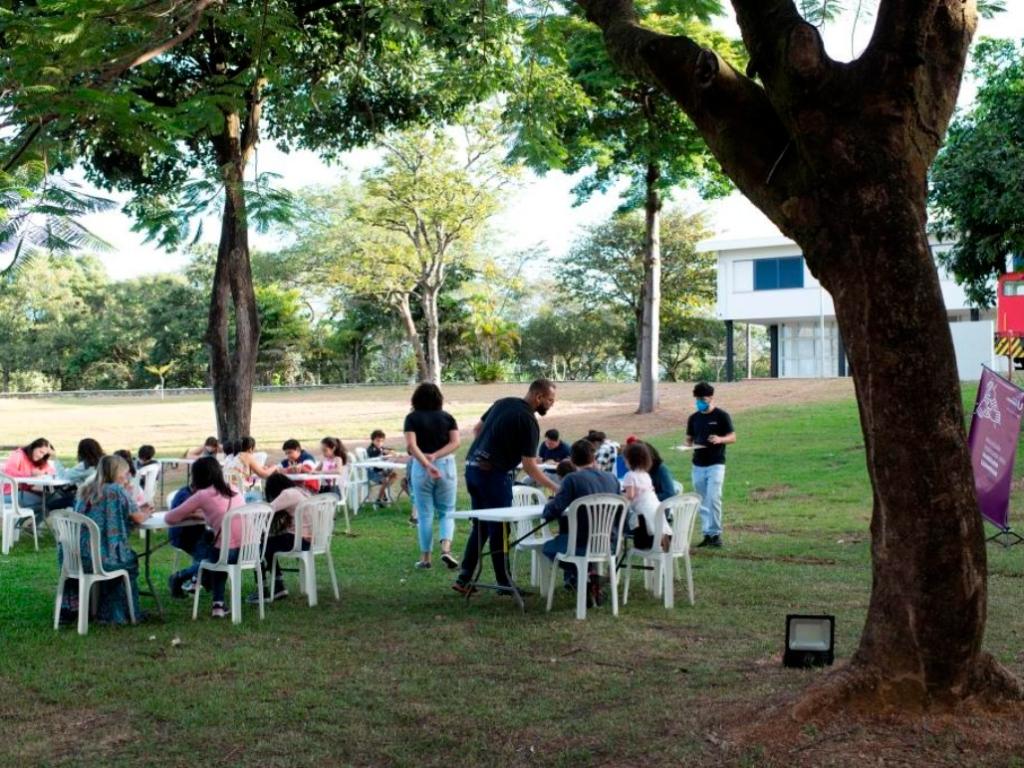 Projeto ''Tardes de Criação'' convida os participantes a explorar técnicas e vivências coletivas