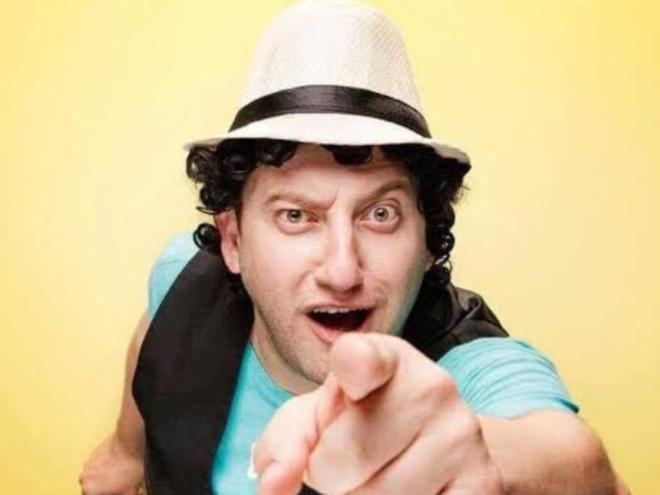 O comediante Eros Prado: irreverência e diversão