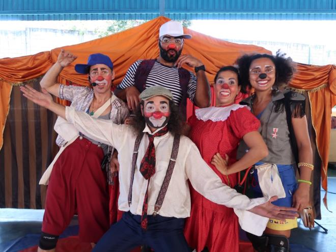 Grupo é formado por cinco artistas de BH que se dedicam a levar diversão e alegria ao público