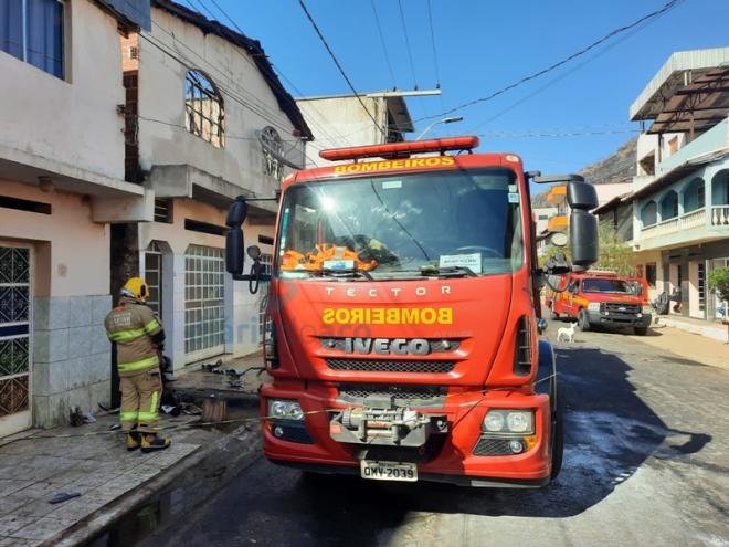 Os bombeiros fizeram o rescaldo no local do incêndio na manhã desta sexta-feira