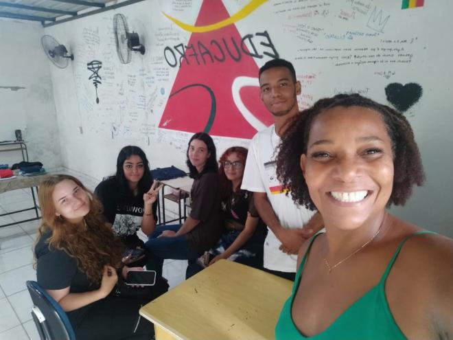 Reny Batista acompanhada de alguns alunos que estão matriculados no cursinho em 2022 
