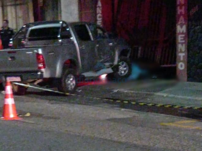 O motociclista ficou prensado entre a parte da frente da picape com o portão basculante