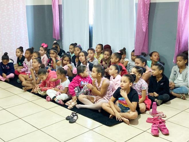A cerimônia de entrega de uniformes reuniu participantes do projeto e parceiros: momento emocionante e especial 