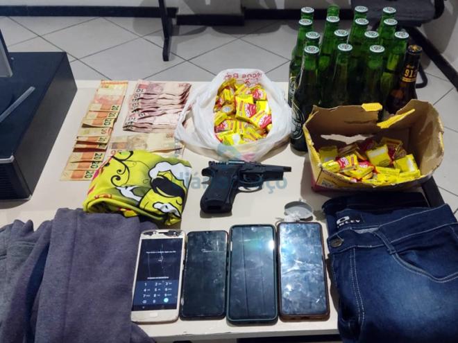 O material apreendido pelos policiais militares depois da abordagem aos suspeitos 
