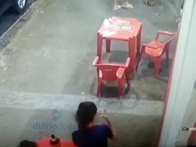 O momento que a vítima se levanta e acaba baleada no olho direito
