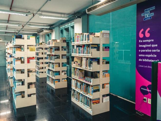 A Biblioteca Central de Ideias possui, aproximadamente, 9 mil títulos para empréstimos e leitura
