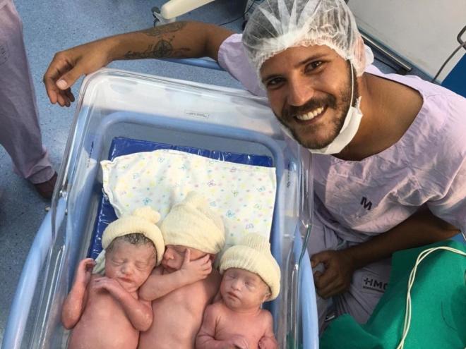 Pedro Messina ao lado dos trigêmeos Sofia, Bento e Liz, que nasceram há dois meses