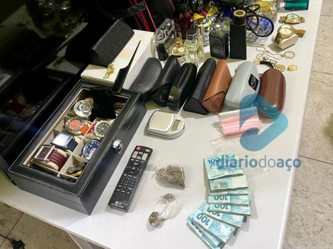 Os policiais também apreenderam mais de R$ 8 mil 