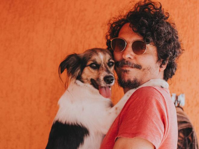 O cantor Olivêra em novo clipe ''Quem é ela?'' 