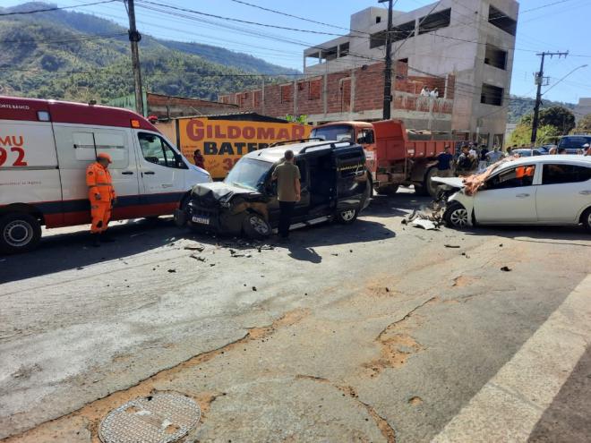 Nissan iria acessar a avenida sentido Santana do Paraíso quando colidiu contra o Doblò, que ultrapassava um caminhão sentido Ipatinga