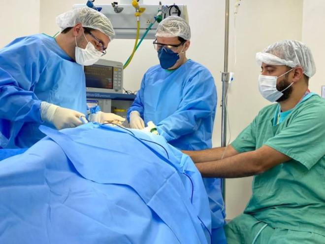 O procedimento para o implante de uma prótese fonatória foi feito com verba do SUS no Hospital Márcio Cunha