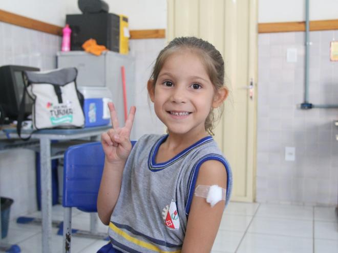 Os pais devem levar os filhos a qualquer uma das unidades de saúde hoje, para completar o cartão de vacinação