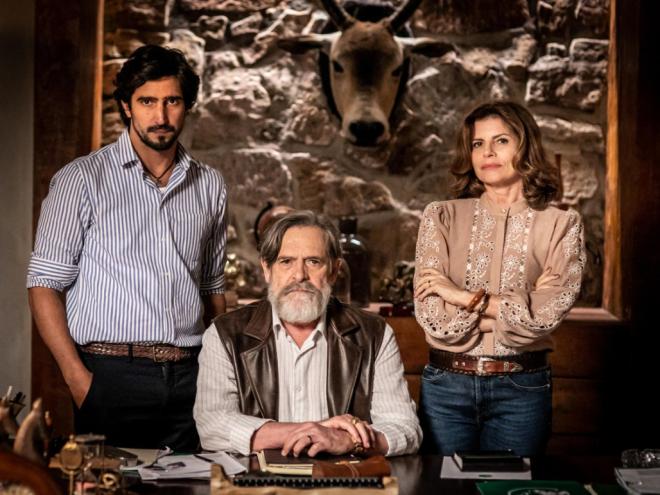 Os atores Renato Góes, José de Abreu e Débora Bloch formam família poderosa de Canta Pedra