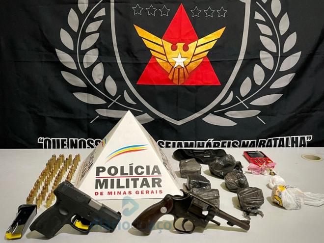 Uma pistola de calibre 9 mm e um revólver calibre 38 foram apreendidos junto com porções de drogas