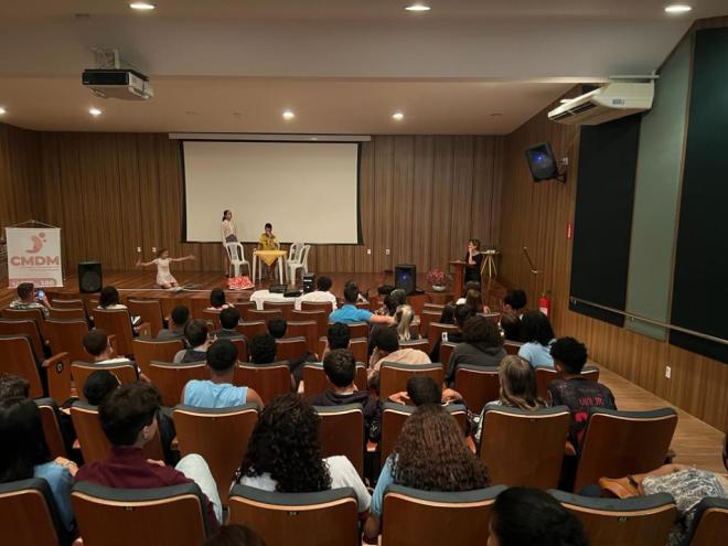 Encontro de reflexão difunde entre alunos campanha de consciencialização pelo fim da violência contra a mulher