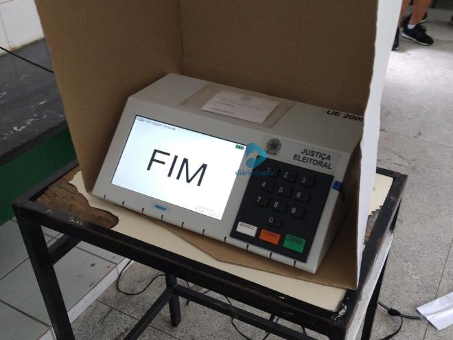 Após concluir a votação de todos os cargos, aparece a palavra FIM e um som específico da urna será emitido