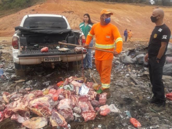 A carne bovina e suína foi inutilizada com produtos químicos para ser descartado no aterro sanitário da Vital Engenharia, em Santana do Paraíso