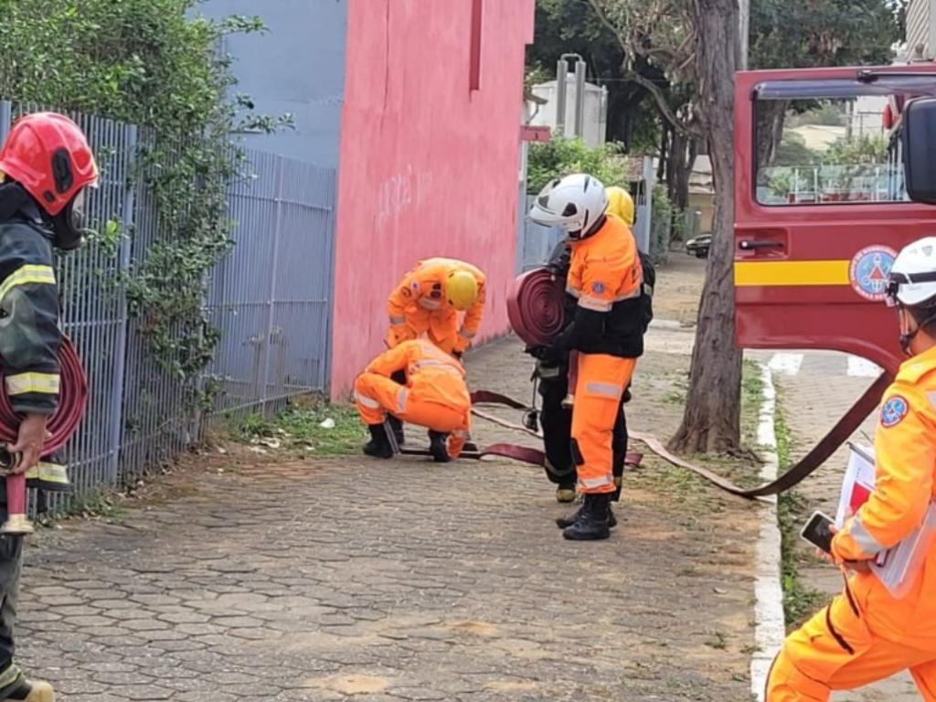 Os militaras simularam o uso da rede de hidrante do hospital