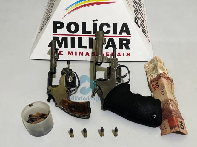 Dois revólveres, cigarros de maconha e notas de dinheiro foram apreendidos pelos policiais 