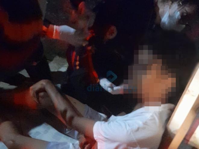 O jovem baleado recebe atendimento dos socorristas do SAMU, antes de ser levado ao hospital
