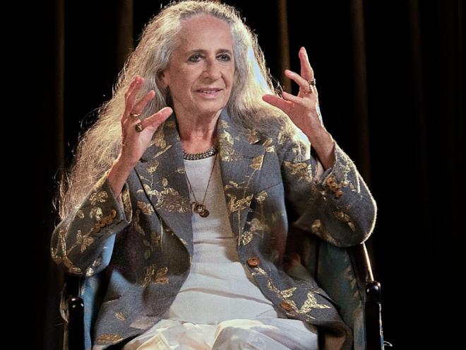 Aos 76 anos, cantora baiana Maria Bethânia é destaque no cenário cultural brasileiro
