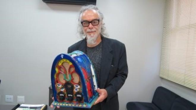 Fernando Pacheco é autor da obra: “Amor igual, em todos os sons e em todas as cores” 